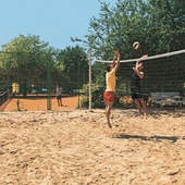 Tennis- und Beachvolleyballplatz